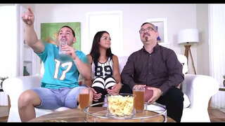 Тогаш за околу половина час, тој се чува удира неа многу тешко и таа, исто така, започна да се укине мојот задник на еден од моите удари и поддржани мене цело време, таа ми кажуваше да, uhffh, стави малку повеќе, да. Две полн внатре