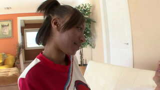 ɻ�色的青少年的啦啦队队长获取性交的白色足球教练