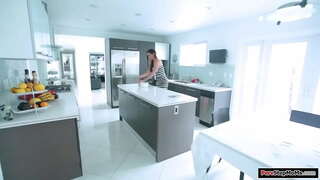 Kiçik tits мачехи hazırlanır və onun paltar özünü də çirkləndirir.O, rədd et, onu təzələmək üçün, və o, oğrunun başlayır kalkan tube.O, verir ona подрочить və отсосать və ağır sikilmiş olur