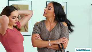 У грудастой мачехи һәм падчерицы тайный роман, һәм малышка пробирается шул йокы бүлмәсе оештыру милф, һәм алар целуются.Латиноамериканец обводит аны, һәм ул лижет үз пизду