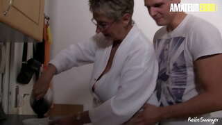 REIFE SWINGERS - #Erna - Nadržený Velký Zadek Cougar Skoky Na Kohout A Rány Její Muž