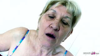Vrlo stara baka Gaby je seks s monstruous član mladog momka