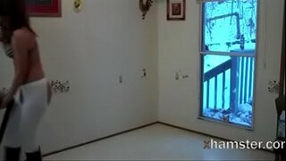 ƚ�露狂抹赤裸裸的扫地，他绕过了!