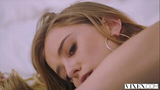 VIXEN Modèl Te Etonan Bwa fè Sèks ak Bòs nan travay