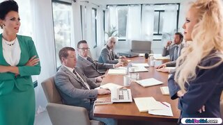 Busty ana бизнесвумен gedir baş görüş zamanı board.Digər iş adamları убираются kimi sürətli kimi yalnız bilər.Nəhayət ki, biz милф üçün yer var, özünü və onlar başlayırlar öpmək və bir-birinə yalama