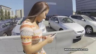 פּיקינג אַרויף און פאַקט געווירציק לאַטינאַ קוטיע