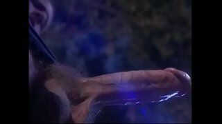 Busty ravenhaired babe yn cael pounded gan votary fel defod Diafol y cwlt