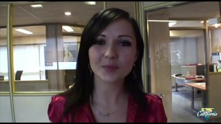 Миниатюрная брюнетка бик теләп тәкъдим итә, үз попку