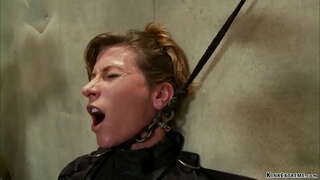 Sukrauti brunetė MILF vergas Arielis X prisegamas ant šviesos stalo, tada grandinines gauna analinis pakliuvom su dildo ant lazdas į rankas meistras Orlando