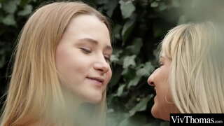 ƀ�感的青少年女朋友舔每个人的湿阴道