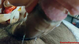 Desi indian gf dando mamada a su novio en la habitación de un hotel con clara voz hindi