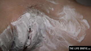 ���යාව බලන්න ලොකු පෙනුම jiggle ලෙස ඇය shaves ඇගේ ඇඟ පුරා මයිල් මෝඩයෙක් හා masturbates